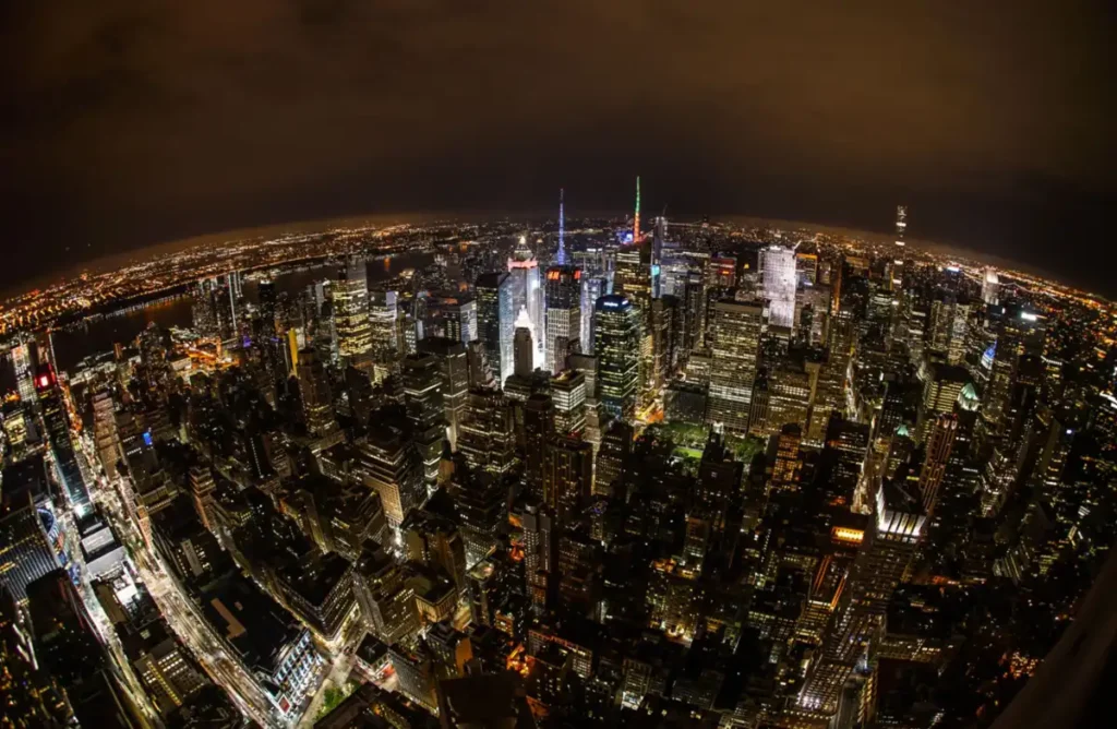 Panorama noturno de Manhattan capturado com lente grande angular.