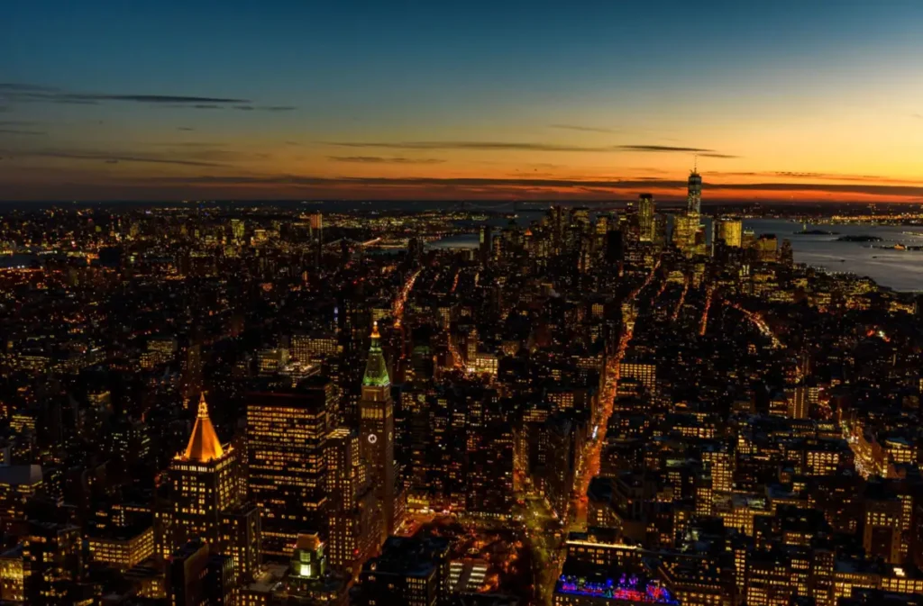 Skyline de Manhattan iluminado ao pôr do sol visto do Empire State Building.
