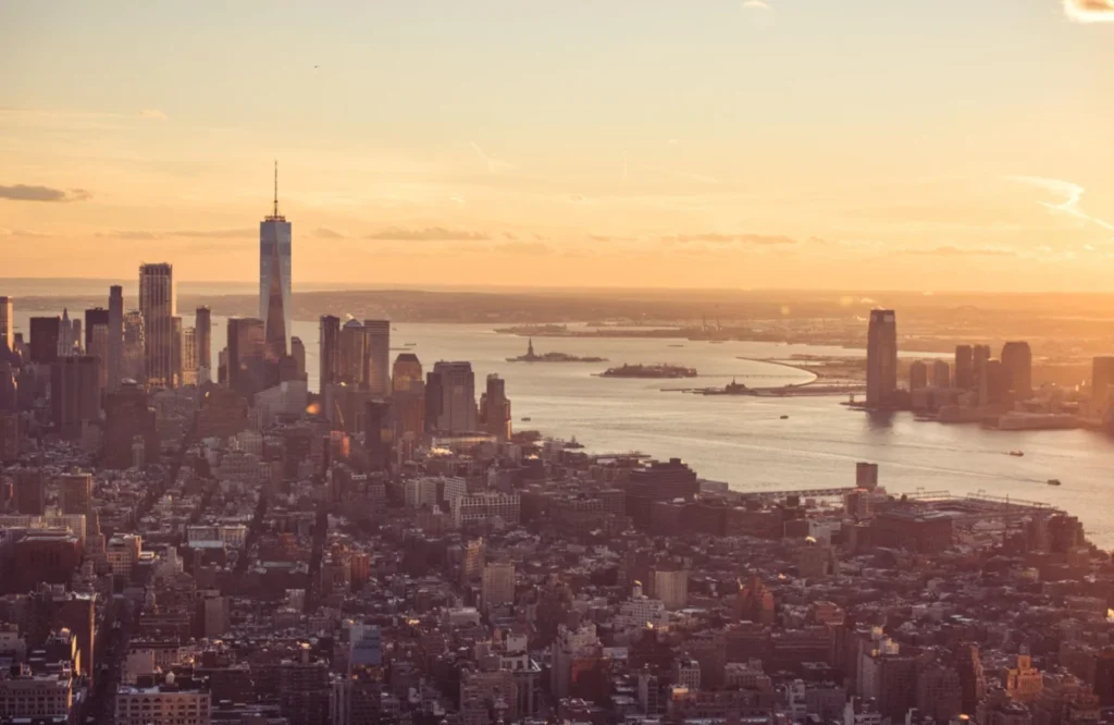 Paisagem aérea do sul de Manhattan com o One World Trade Center e a Estátua da Liberdade.