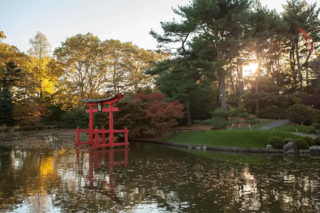 O Japanese Hill-and-Pond Garden é um dos cenários mais emblemáticos do Brooklyn Botanic Garden.