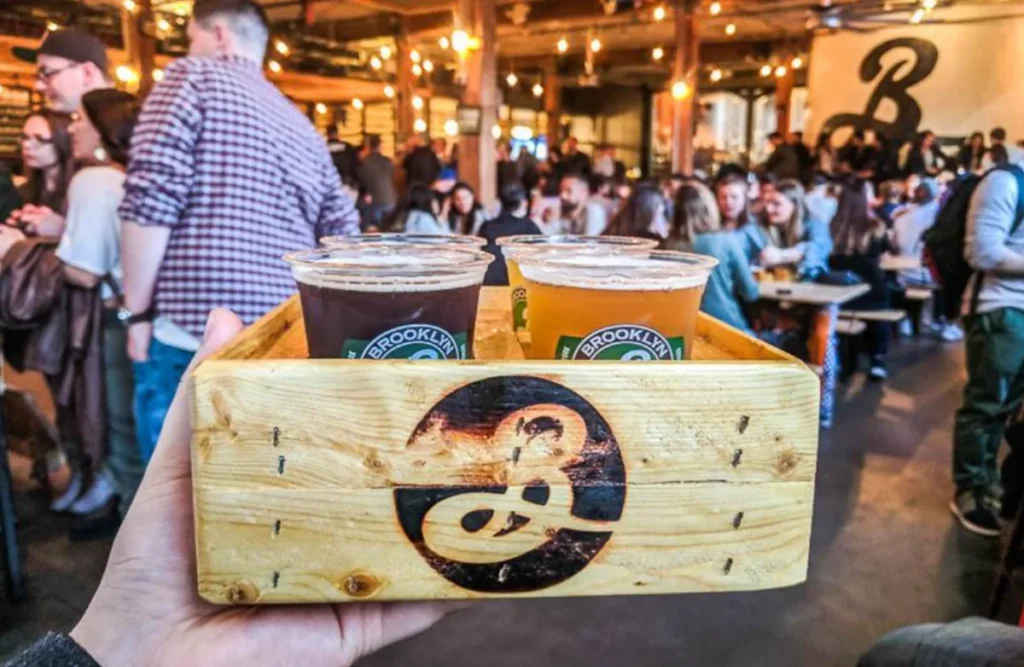 Degustação de cerveja artesanal em um ambiente movimentado de Williamsburg, Brooklyn.
