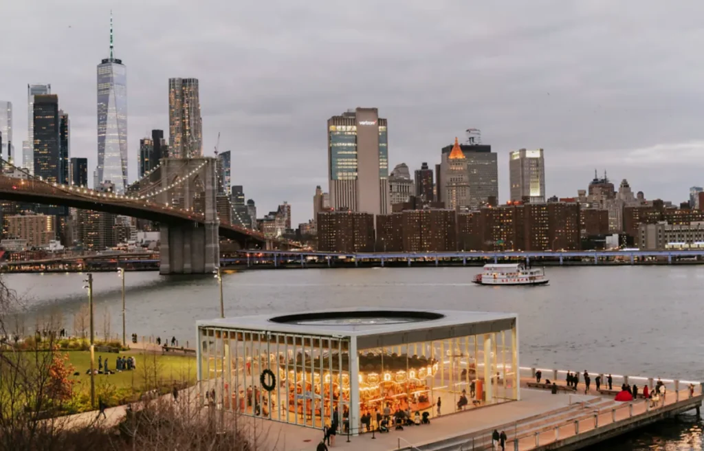 Brooklyn Bridge e skyline de Lower Manhattan vistos perto do Jane's Carousel no Brooklyn waterfront.