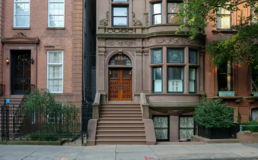 Detalhes da arquitetura clássica dos brownstones residenciais do Brooklyn.