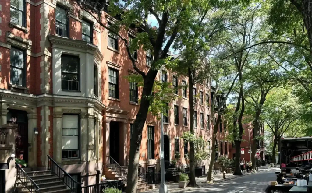 Arquitetura residencial histórica e ruas arborizadas de Brooklyn Heights.