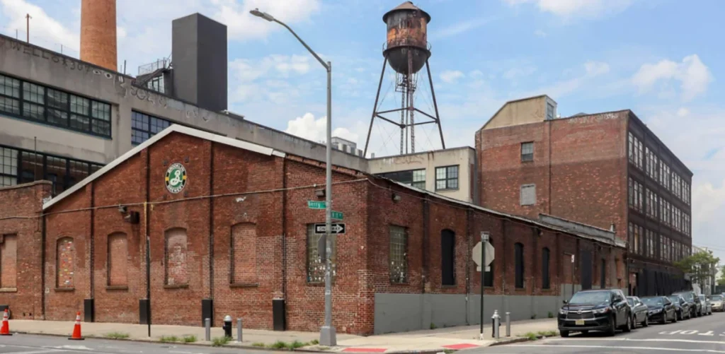 A herança industrial de Williamsburg preservada em edifícios históricos de tijolos.