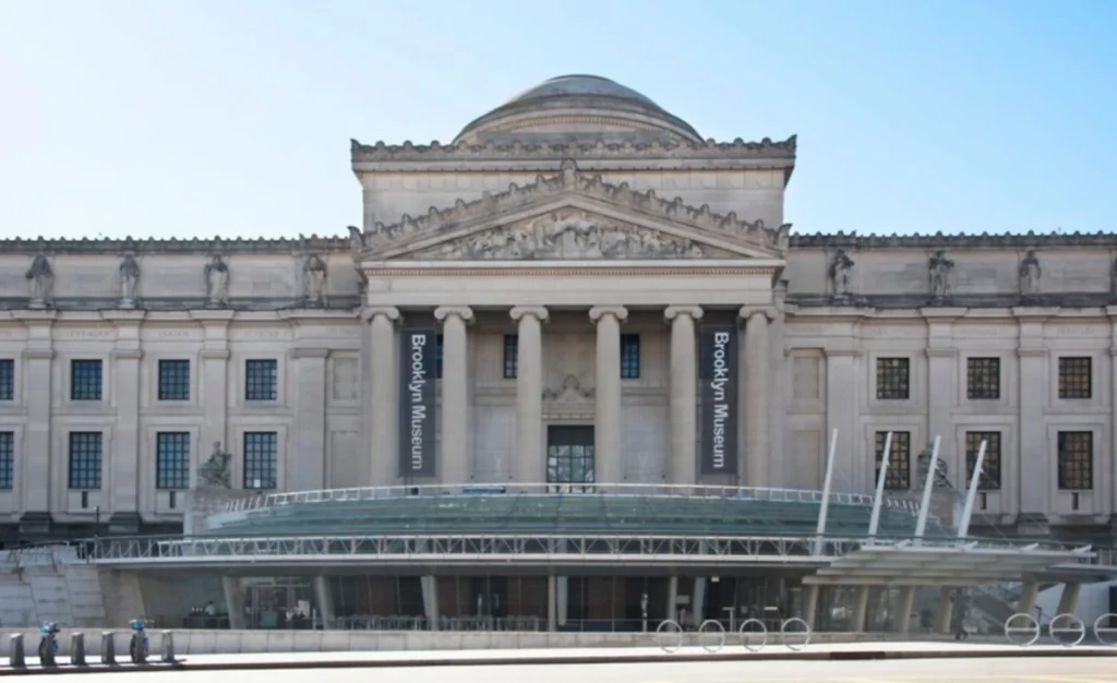 O Brooklyn Museum reúne arte e história em uma das maiores instituições culturais de Nova York.