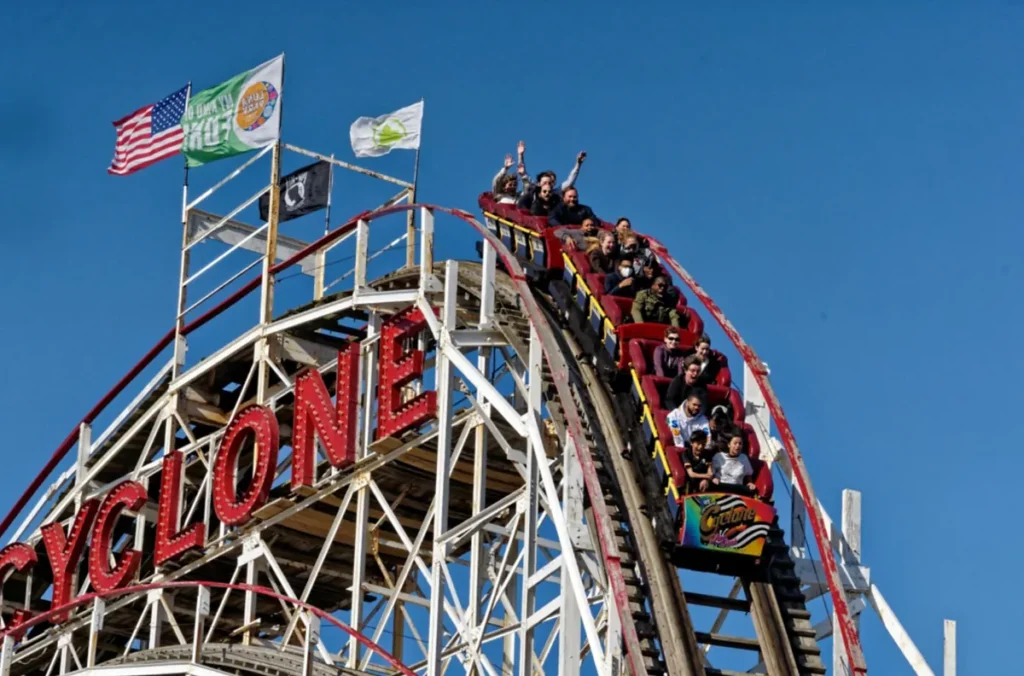 A Cyclone é uma das montanhas-russas mais famosas e tradicionais de Coney Island.