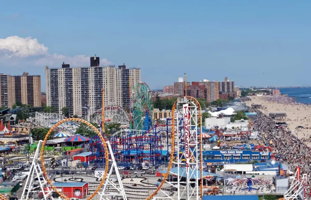 Coney Island combina parque de diversões, praia e a atmosfera clássica do Brooklyn.