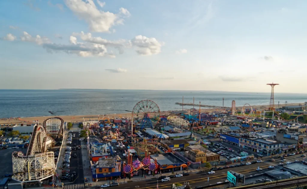 A Wonder Wheel faz parte da paisagem histórica de Coney Island.