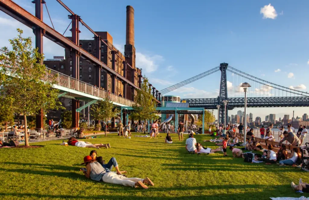 Tarde ensolarada no gramado do Domino Park, em Williamsburg, Brooklyn.