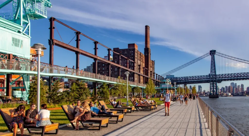 O waterfront do Domino Park combina áreas de lazer e vistas para a Williamsburg Bridge.