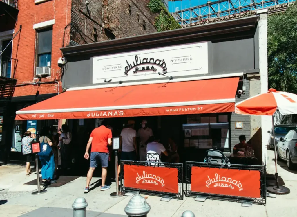Juliana's Pizza é uma tradicional parada para pizza perto da Brooklyn Bridge