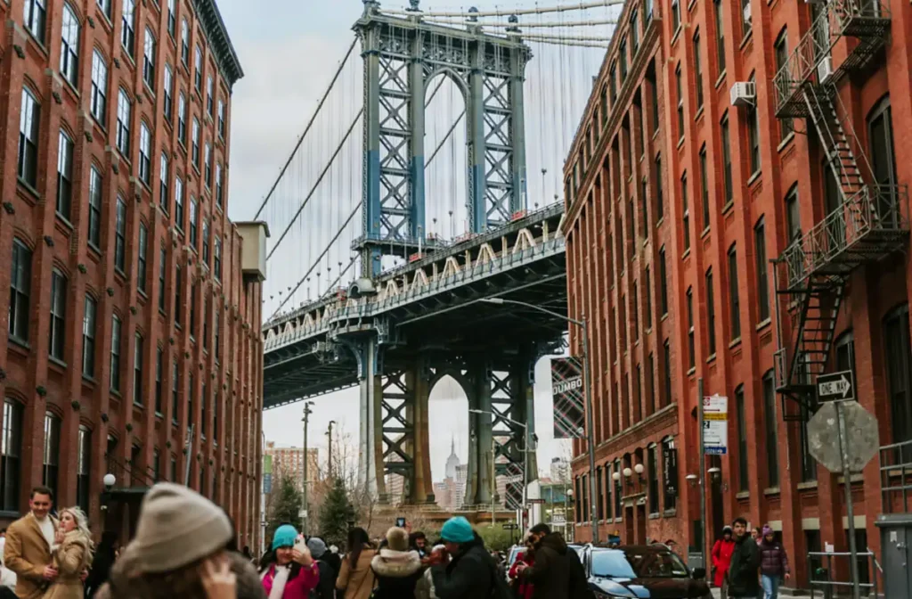 A icônica vista da Manhattan Bridge emoldurada pelos edifícios históricos de tijolos de DUMBO, Brooklyn.