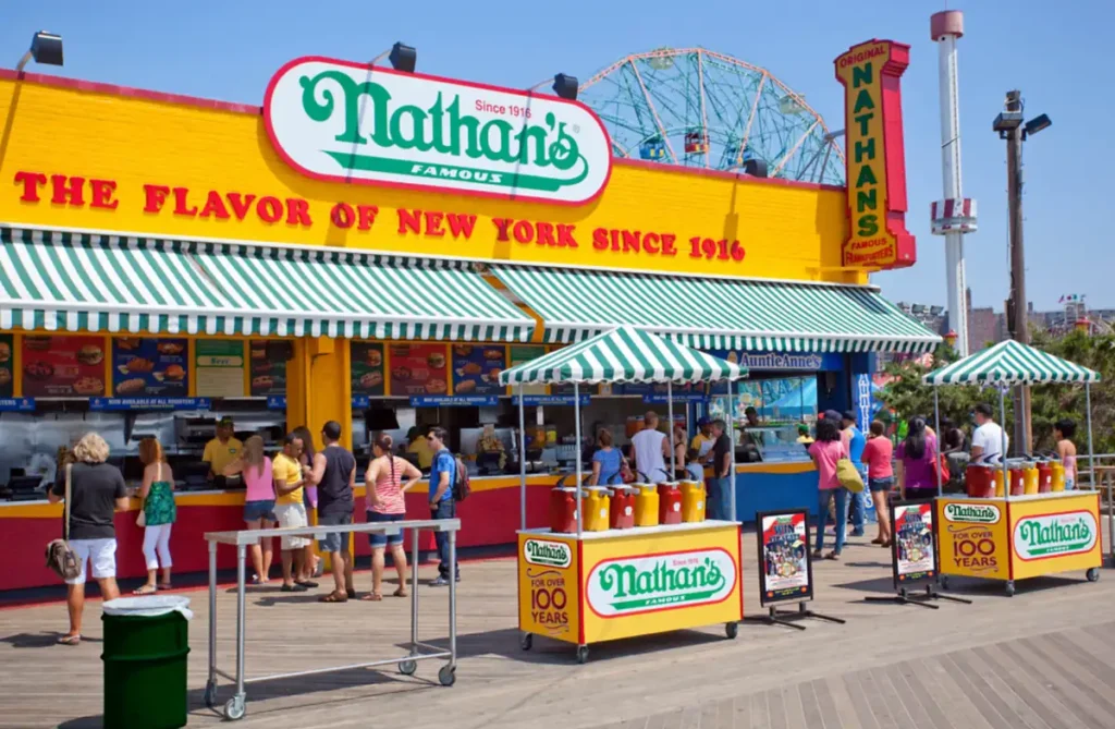 O Nathan's Famous serve seus tradicionais hot dogs em Coney Island desde 1916.
