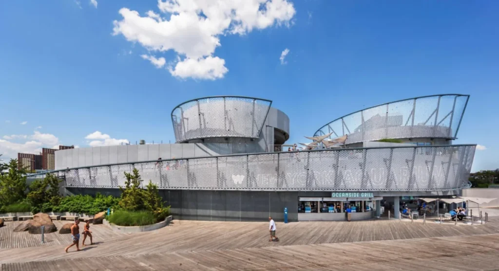 Fachada moderna do New York Aquarium no calçadão de Coney Island