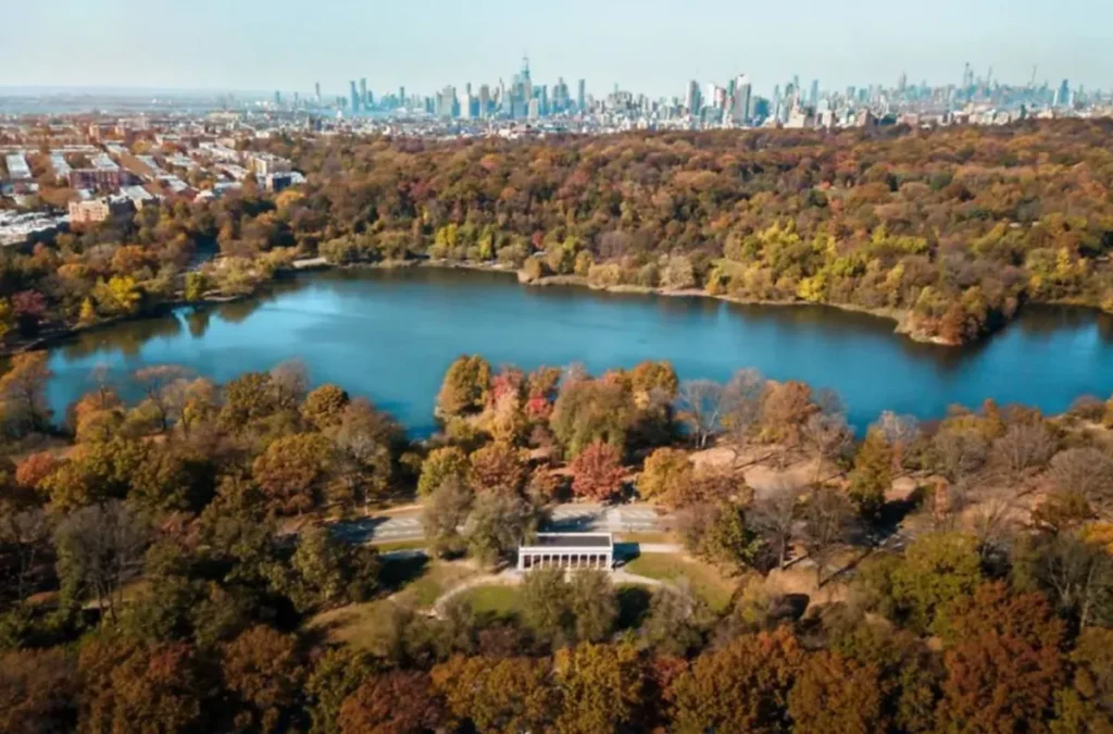 Prospect Park coberto pelas cores do outono com Manhattan no horizonte.