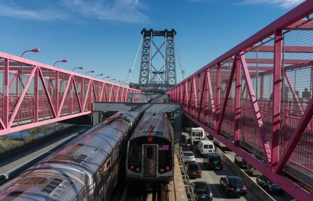 A Williamsburg Bridge conecta Brooklyn e Manhattan sobre o East River.