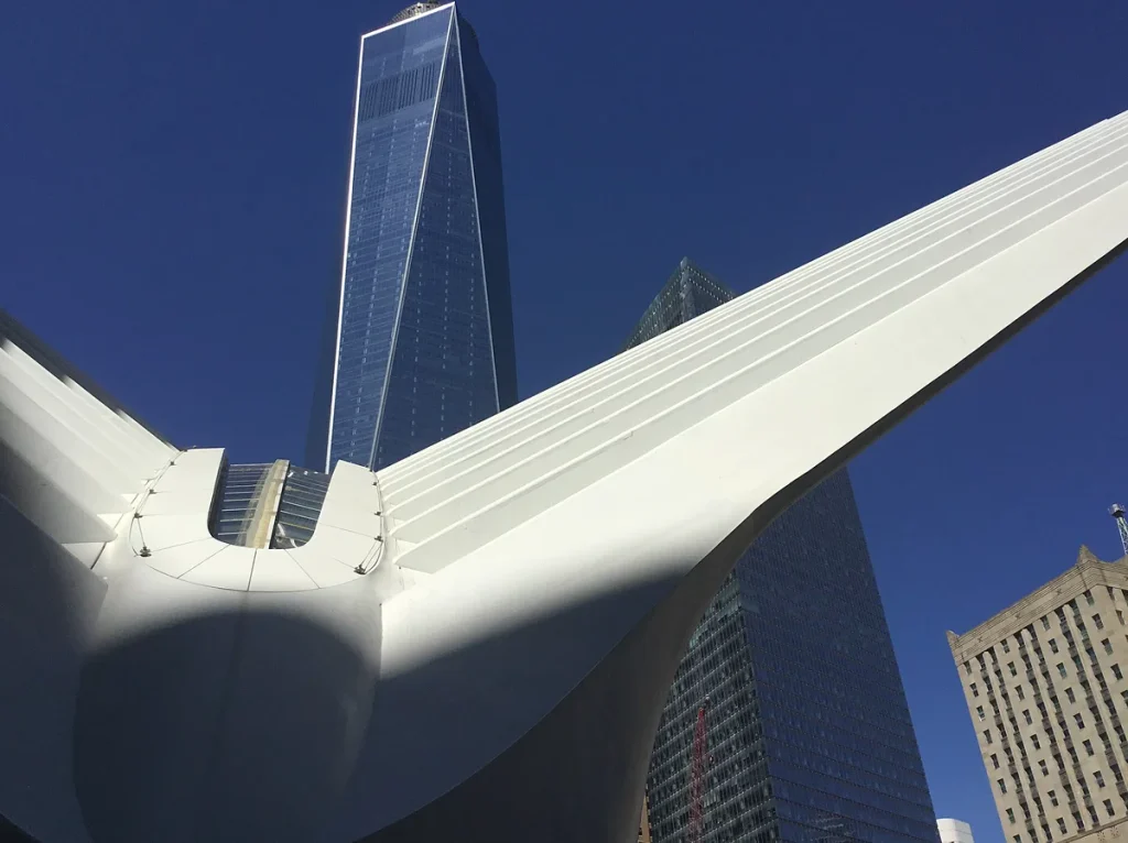 Vista externa do Oculus, com sua arquitetura branca característica, em frente ao One World Trade Center no complexo do World Trade Center, em Lower Manhattan, Nova York.