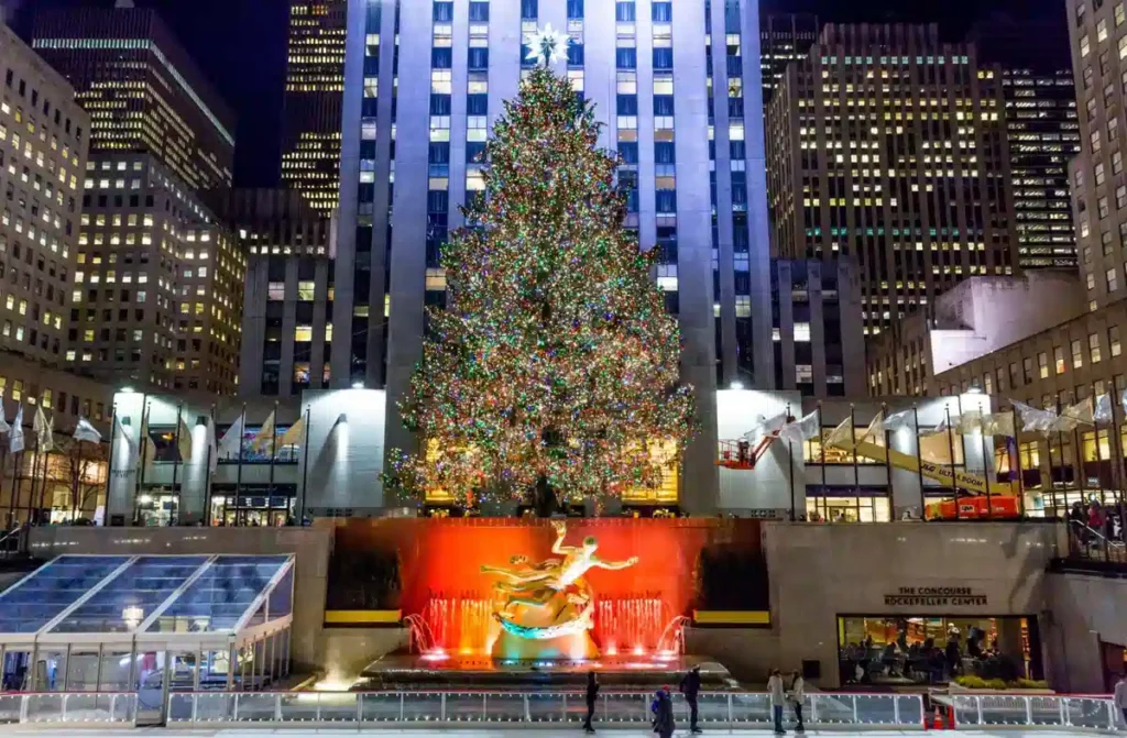 A árvore de Natal do Rockefeller Center, com a icônica estátua de Prometeu e a tradicional pista de patinação, forma um dos cenários natalinos mais fotografados de Nova York.