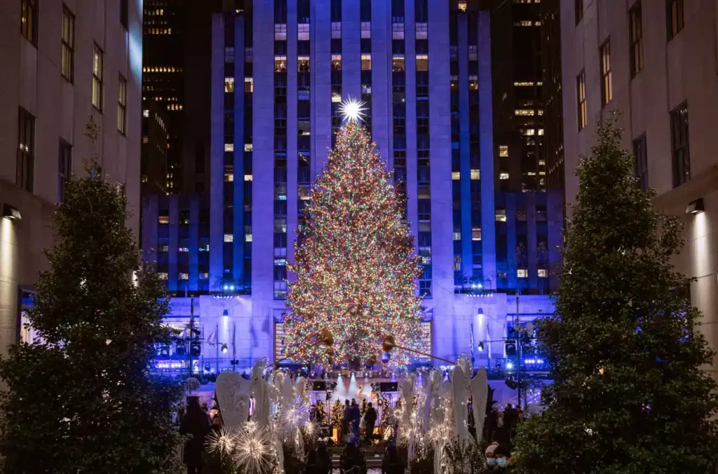 Os Channel Gardens oferecem uma das vistas mais bonitas da árvore de Natal do Rockefeller Center, com anjos iluminados, jardins decorados e a arquitetura de Manhattan ao fundo.