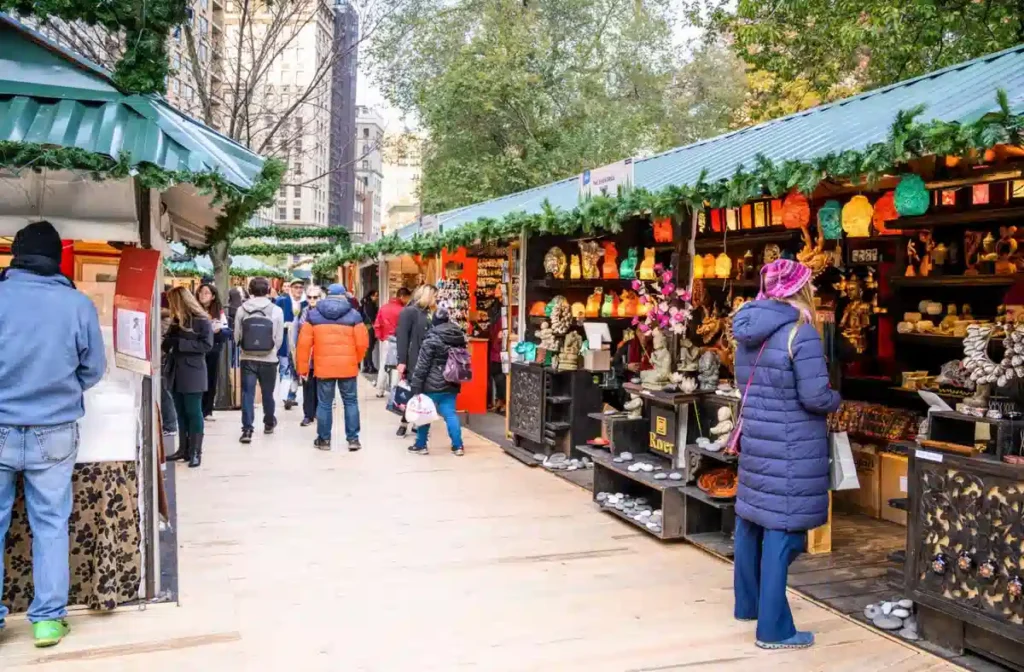 O mercado de Natal do Bryant Park Winter Village reúne barracas de artesanato, presentes, lembrancinhas e comidas típicas, sendo um dos principais passeios natalinos de Manhattan.