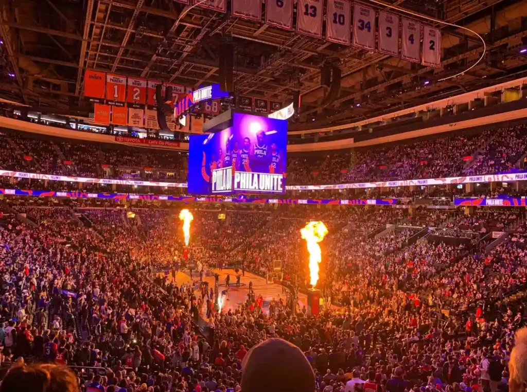 A torcida do Philadelphia 76ers transforma a arena em um espetáculo durante os jogos da NBA, com arquibancadas lotadas, apresentações dos jogadores, efeitos pirotécnicos e uma atmosfera eletrizante no basquete da Filadélfia.