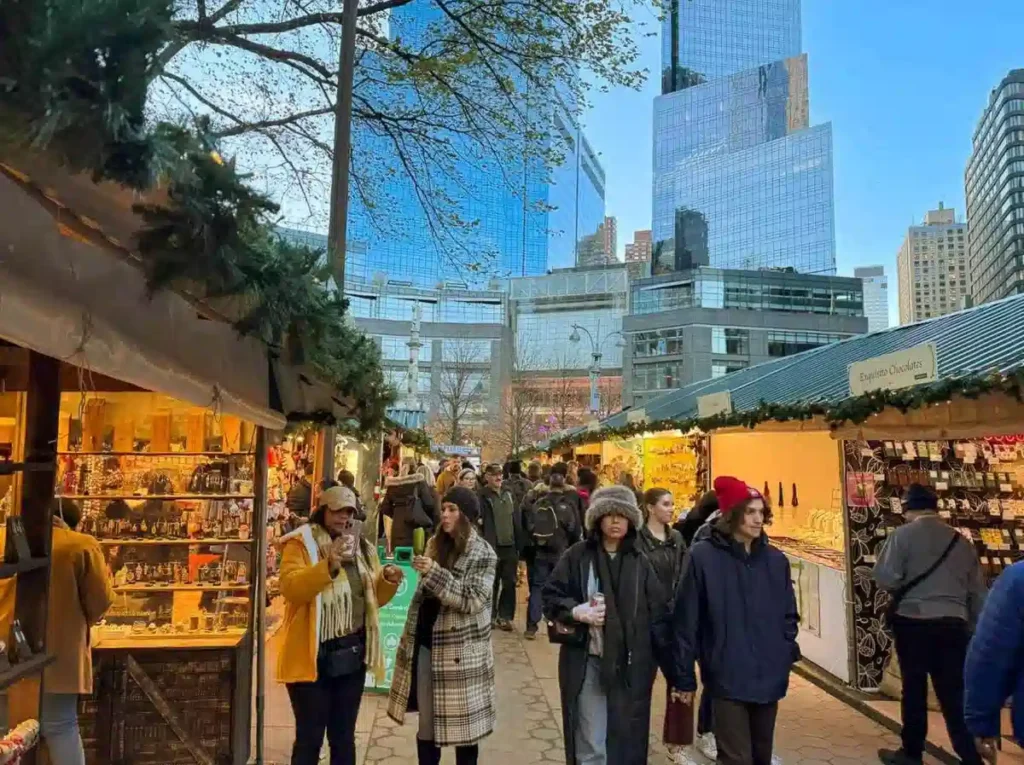O Columbus Circle Holiday Market, próximo ao Central Park, é uma das feiras de Natal mais conhecidas de Nova York, com artesanato, presentes e produtos sazonais.