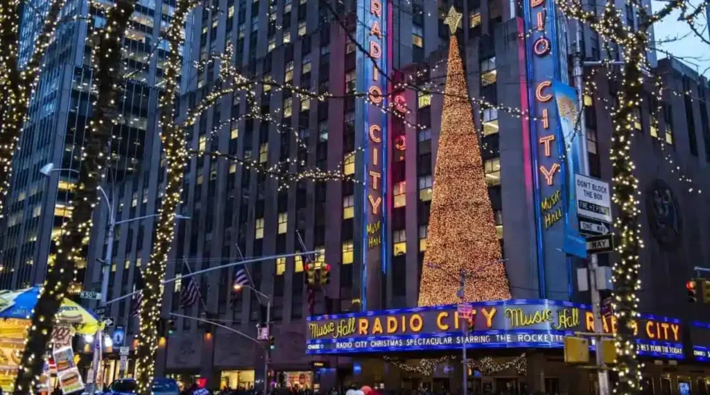 O Radio City Music Hall é uma das atrações natalinas mais famosas de Manhattan, conhecido pela decoração iluminada e pelo espetáculo Radio City Christmas Spectacular, estrelado pelas Rockettes.