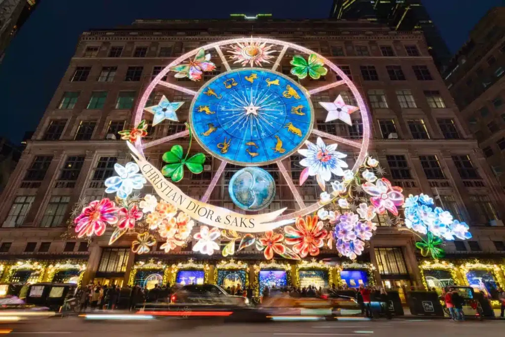 A decoração natalina da Saks Fifth Avenue em parceria com a Christian Dior apresenta símbolos do zodíaco, flores e estrelas iluminadas na famosa Quinta Avenida de Nova York.